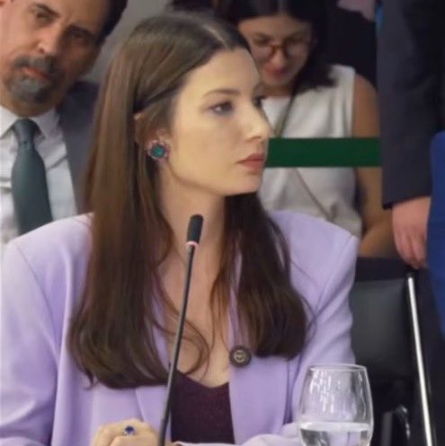 youthorie's tweet photo. e o que sobrou foi mandar indiretinha no twitter mesmo enquanto ouve nossa adm army discursando na frente do presidente da republica

e detalhe: belíssima https://t.co/Hi0x3648J8
