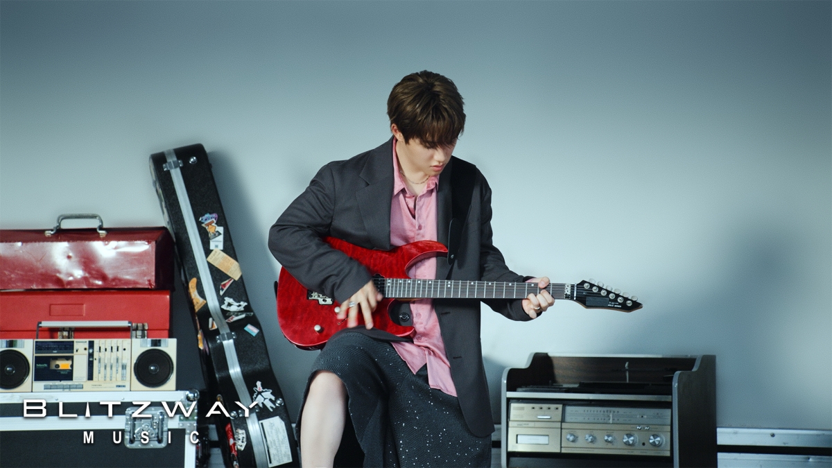 kbsworld_enter's tweet photo. ‘8일 컴백’ 도경수, ‘DOPAMINE’으로 보여준 자유로운 변신…콘셉트 포토·필름 공개 완료

도경수, 사라진 기타 찾아 나섰다…‘DOPAMINE’ 콘셉트 필름 속 흥미로운 서사

도경수, 나른한 일상→자유로운 에너지…‘DOPAMINE’ 4色 콘셉트 완성

[사진 = 블리츠웨이뮤직 제공]

#도경수 #DOHKYUNGSOO https://t.co/TzvfxnNNWx