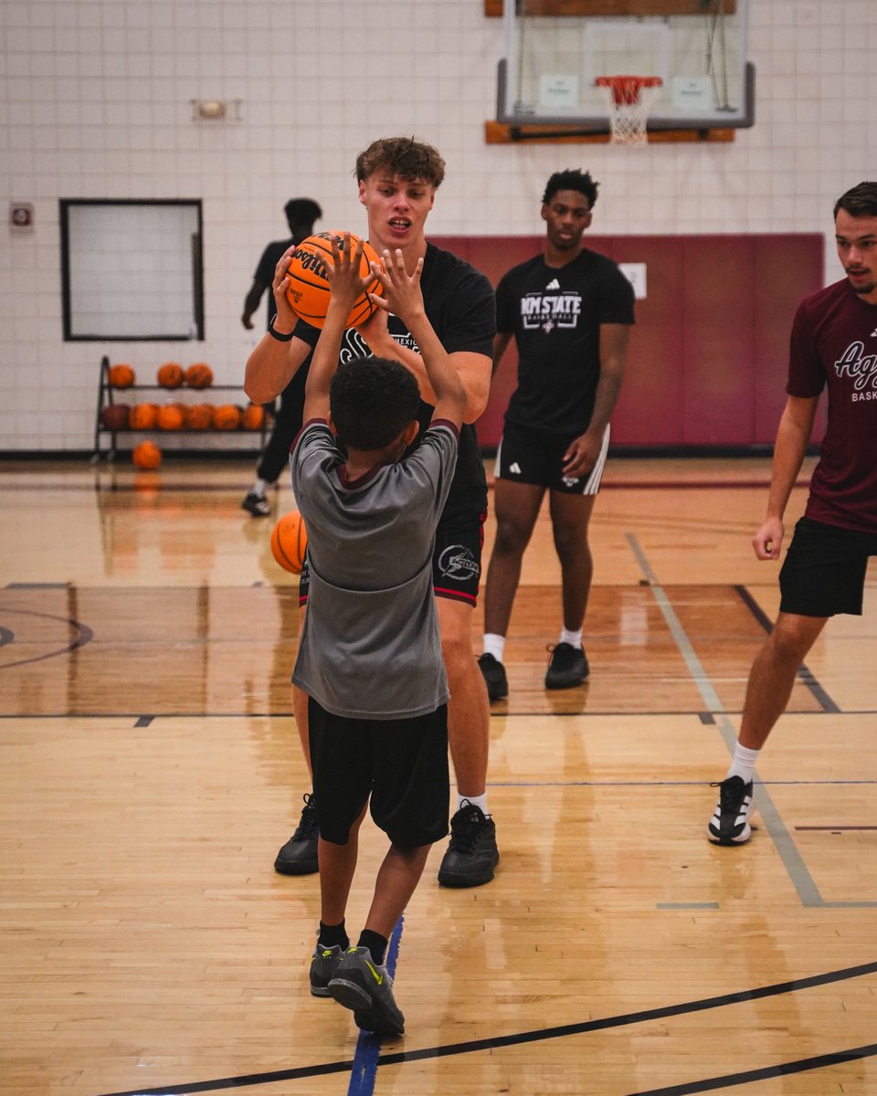 NMStateMBB's tweet photo. Had a blast with our friends - and families - from Memorial Medical Center during our skills clinic 🏀

Always great to have some future ballers in the gym 🤠

#AggieUp https://t.co/gu69BJmQx6