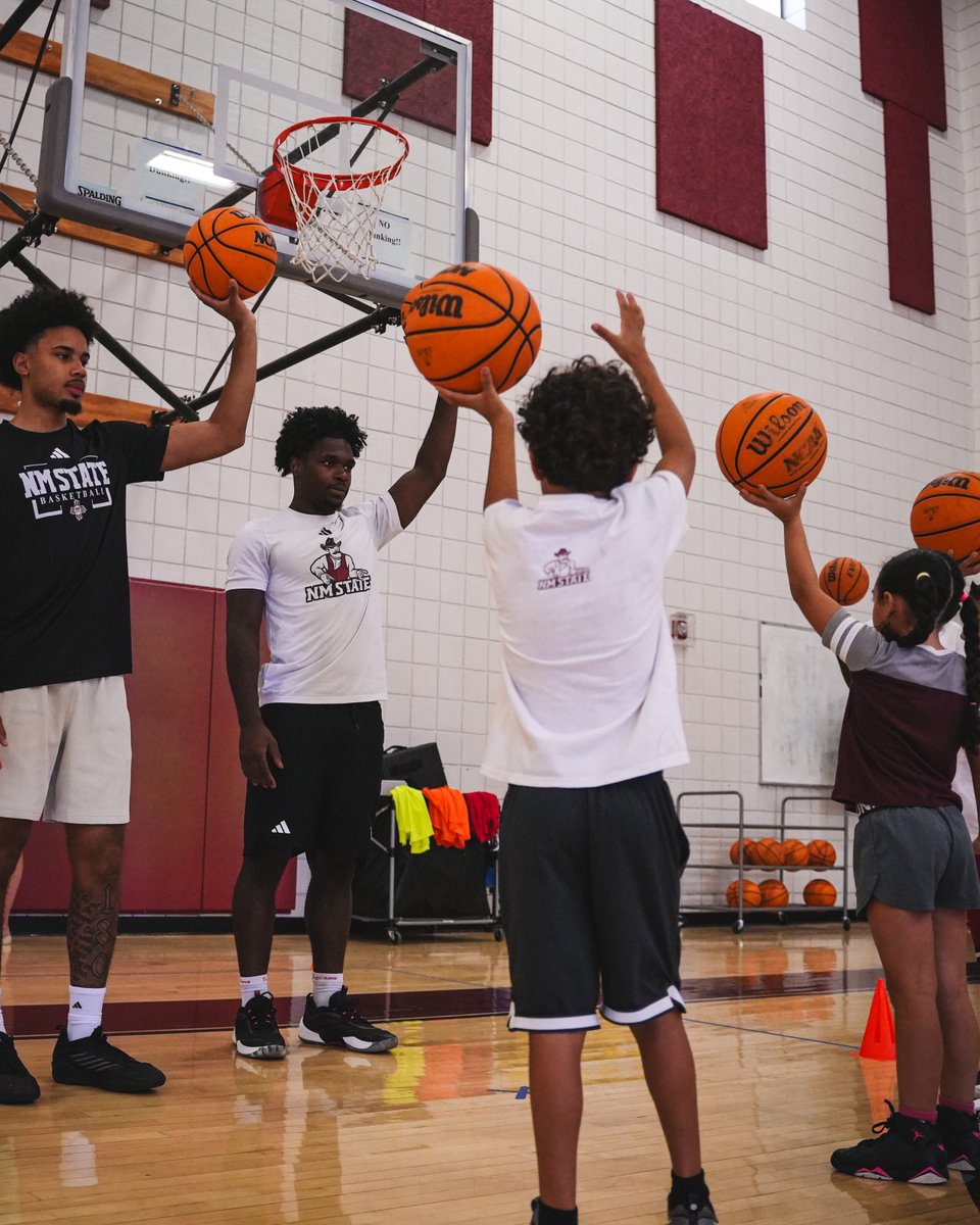 NMStateMBB's tweet photo. Had a blast with our friends - and families - from Memorial Medical Center during our skills clinic 🏀

Always great to have some future ballers in the gym 🤠

#AggieUp https://t.co/gu69BJmQx6