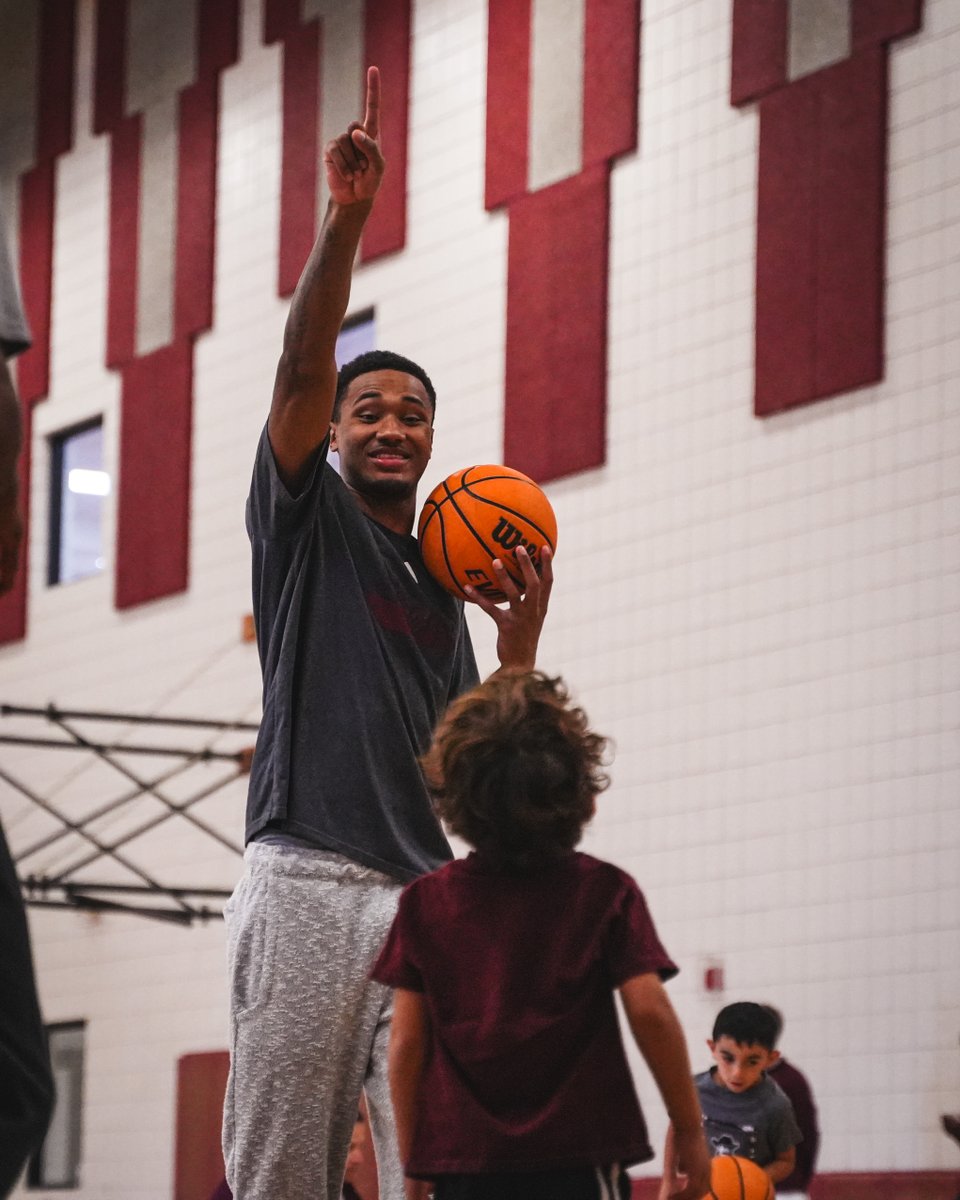 NMStateMBB's tweet photo. Had a blast with our friends - and families - from Memorial Medical Center during our skills clinic 🏀

Always great to have some future ballers in the gym 🤠

#AggieUp https://t.co/gu69BJmQx6