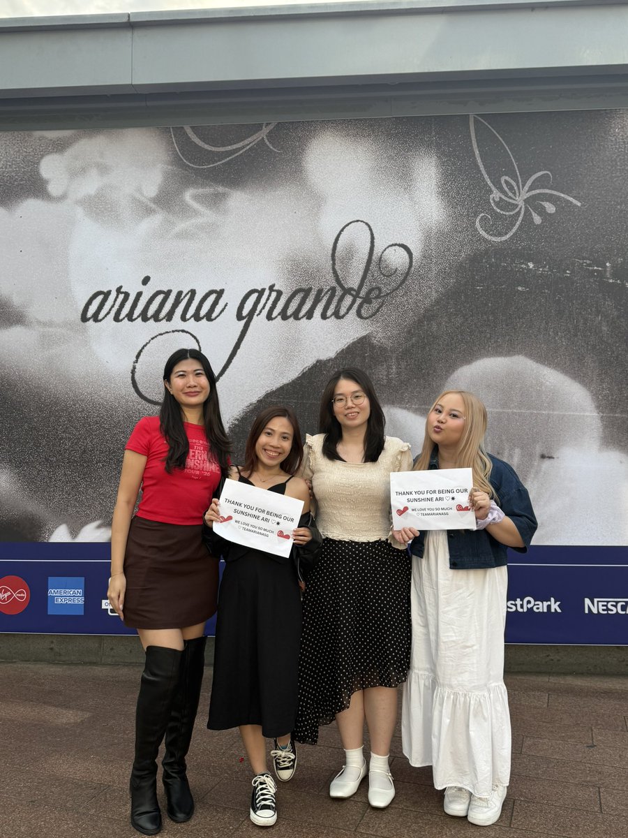 amiableariana's tweet photo. a really happy day and a dream come true i’m sobbing 🥹 after so many years, i can finally be in the room… sobbing i love u so much ari https://t.co/9nzga6CPGc