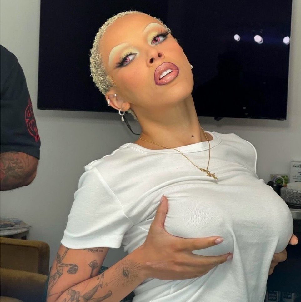 updatecultura's tweet photo. Doja Cat revela problemas com cocaína e faz desabafo nas redes sociais:

“Ok, agora vou fazer um daqueles avisos que eu não queria ter que fazer. Eu tive problemas com cocaína, acho que há uns oito anos, mas já faz muito tempo que superei isso, então, graças a Deus. Doenças mentais não diagnosticadas ou que não recebem o devido cuidado, quando combinadas com as redes sociais, são um problema extremamente, extremamente sério que eu acho que muitos de nós não entendemos completamente. E eu acho importante levar isso em consideração quando vemos coisas negativas sobre nós mesmos na internet. Se as pessoas estão comentando coisas que fazem você se odiar ou simplesmente validam aquilo que você já odeia em si mesmo, saiba que, primeiro, você provavelmente precisa de ajuda. E, segundo, essa pessoa provavelmente também precisa de ajuda. É por isso que, quando alguém interage comigo de forma negativa e eu respondo, às vezes acabo dando mais atenção a esses comentários, porque eles me afetam mais. Normalmente, porém, eu não devolvo a mesma energia. Às vezes eu faço isso, sim, e já fiz, mas vocês precisam entender que aquela pessoa pode estar fazendo isso por causa dos próprios demônios. Quando você entende isso, acaba sendo mais triste do que irritante ou revoltante. Então, se alguém diz: ‘Ah, você é horrível e não vale nada’, você precisa entender que essa pessoa pode estar falando consigo mesma. Existe uma grande chance de que esteja, porque a internet é um terreno fértil para a projeção. É, provavelmente, o lugar favorito de todo mundo para projetar as próprias inseguranças nos outros. Então, antes de escrever um comentário… não, não faça isso. Antes de escrever um comentário, pense no que você está dizendo. Pense se aquilo é uma projeção. Seja claro nas suas palavras. A internet não é exatamente um lugar onde as pessoas costumam ser claras, e nem todo mundo está sendo claro, nem tudo é verdade e nem tudo é tão simples assim. Eu poderia ficar falando sobre isso o dia inteiro, mas não quero, porque isso me dá ansiedade.”