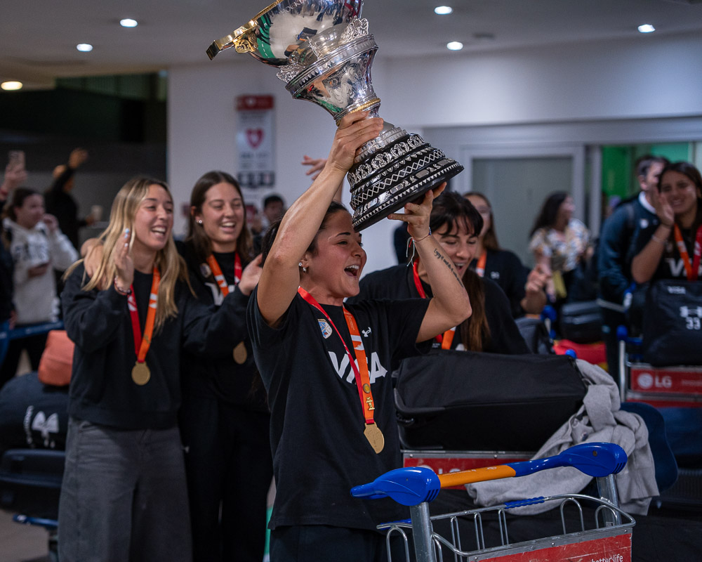 ArgFieldHockey's tweet photo. LA COPA ESTÁ EN CASA 🏆🇦🇷 https://t.co/fLZZKOGn2n