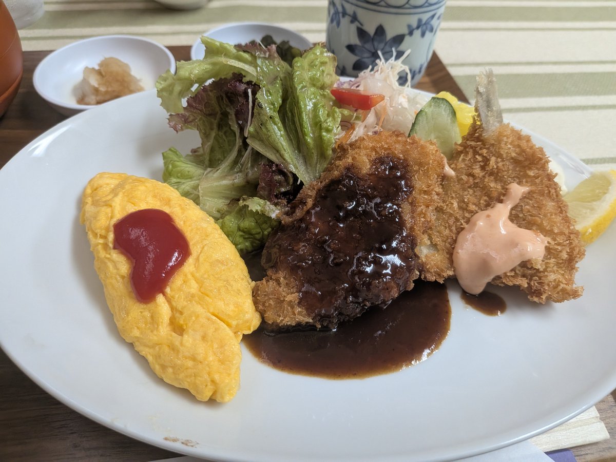 yoshimo2017's tweet photo. 洋食の店 きのん
フォロワーさんが激推しされていた下町の洋食屋さん
車に乗り始めた頃から横目に見てはいたけど一度も行ったことがなかったのが悔やまれる
魚フライとヘレカツにオムレツの日替わりランチをいただいた
味噌汁が付くのを知らなくてミニスープのポタージュを注文したのでお腹いっぱい https://t.co/aADY6uczl5