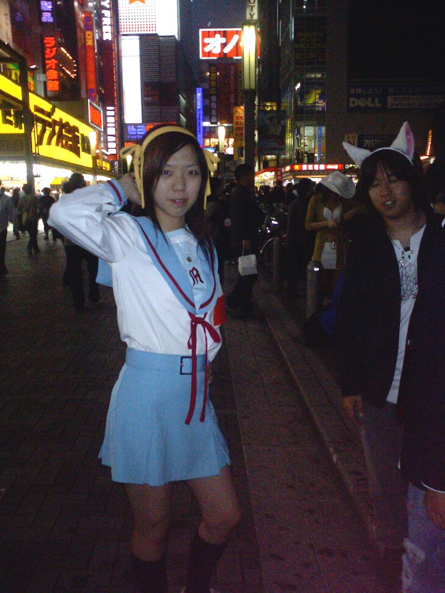 uraniwamoviecom's tweet photo. 外付けHDDから掘り出したアキバ画像。05年・06年撮影。コスプレで夜遊びに来る子達。この年代はスマホも無く承認欲求も微弱でアキバを好きなキャラのコスで歩きたい欲求で来てた印象。アキバデパート通用口でインタビューを受ける女子高生。修��旅行の都内観光先としても人気。メイドたちが店舗を訪問 https://t.co/hlwrLEQLem