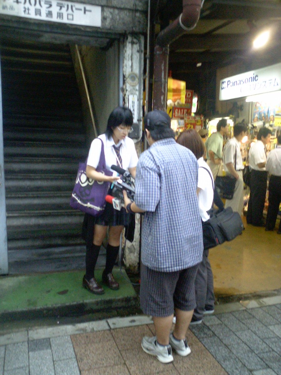 uraniwamoviecom's tweet photo. 外付けHDDから掘り出したアキバ画像。05年・06年撮影。コスプレで夜遊びに来る子達。この年代はスマホも無く承認欲求も微弱でアキバを好きなキャラのコスで歩きたい欲求で来てた印象。アキバデパート通用口でインタビューを受ける女子高生。修��旅行の都内観光先としても人気。メイドたちが店舗を訪問 https://t.co/hlwrLEQLem
