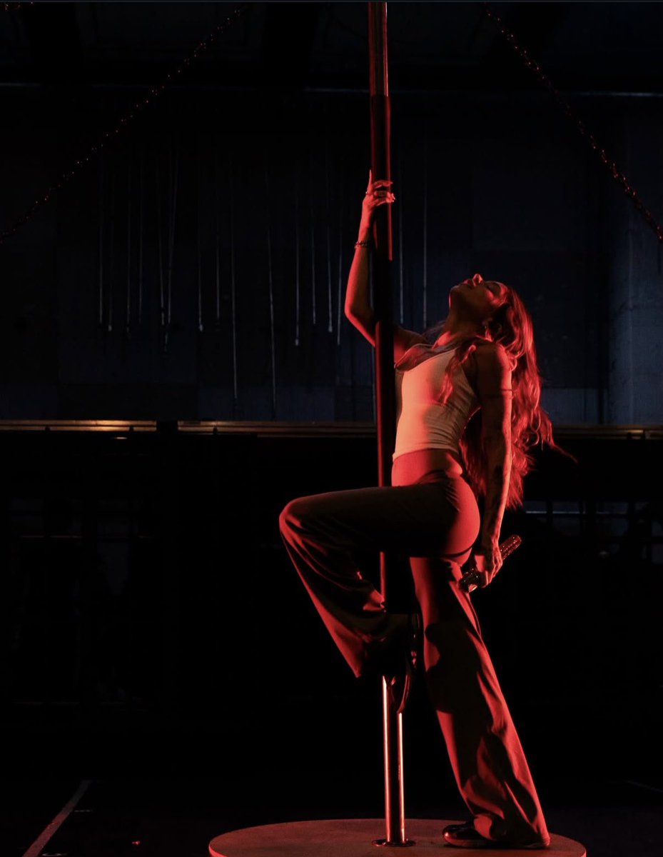 tinimanobal's tweet photo. TINI VA A HACER POLE DANCE EN FUTTTURA https://t.co/F0kKzPGTtf