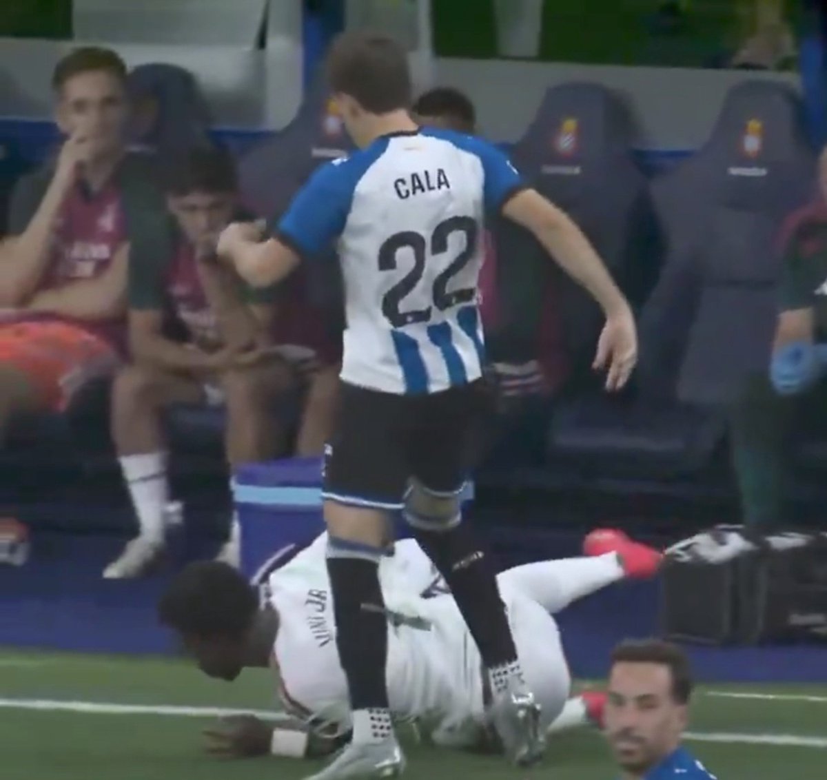 AdriRM33's tweet photo. 🗣️ Ortiz Arias a Lamine Yamal: "Escucha, si le das un pisotón que flipas."

🗣️Unai Simon: "¿No lo sancionas ni con amarilla?"

🗣️ Ortiz Arias: "He considerado que NO."

Patada a Vinícius con el juego parado, tarjeta amarilla para Vinícius.

EL SISTEMA NEGREIRA sigue muy vivo. https://t.co/Bim53ofOGY