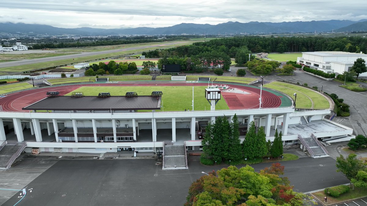 matsuken_park's tweet photo. 🏃‍♂️✨9/26、松本平広域公園陸上競技場がグランドオープン！
今月いよいよお披露目です🎉 
今回は懐かしの旧陸上競技場を空からご紹介。
実は新競技場とはフィールドの向きが違っていたんです！👀

#信州スカイパーク #新陸上競技場 #旧陸上競技場 #空撮 #公園の歴史 #思い出 https://t.co/1Tic2QvHlN