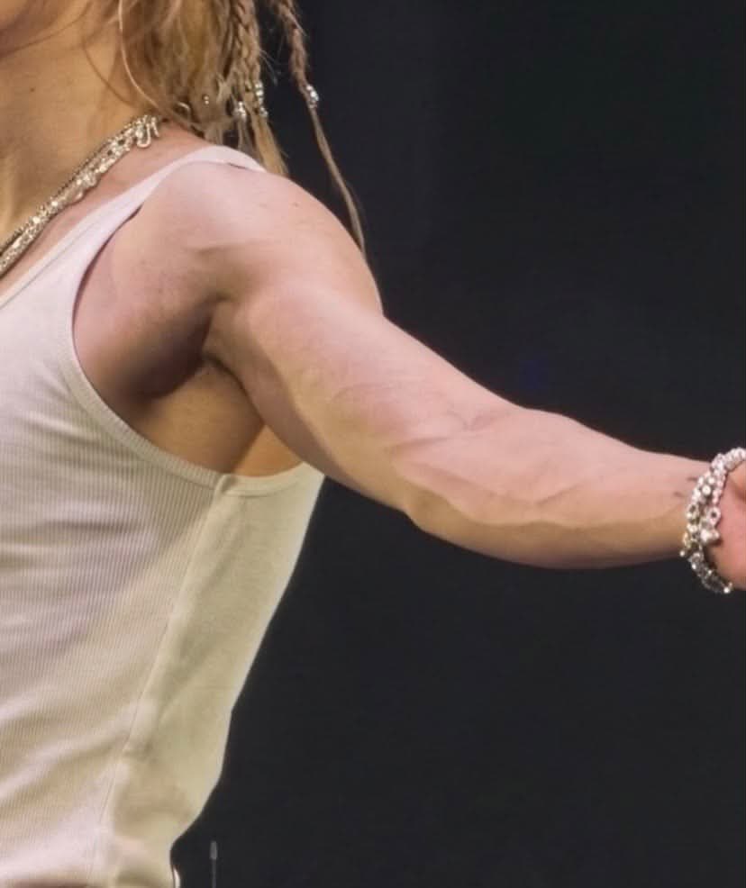 deantyjm's tweet photo. Those veins Omfgggg 😵‍💫 https://t.co/acjei2s5rt