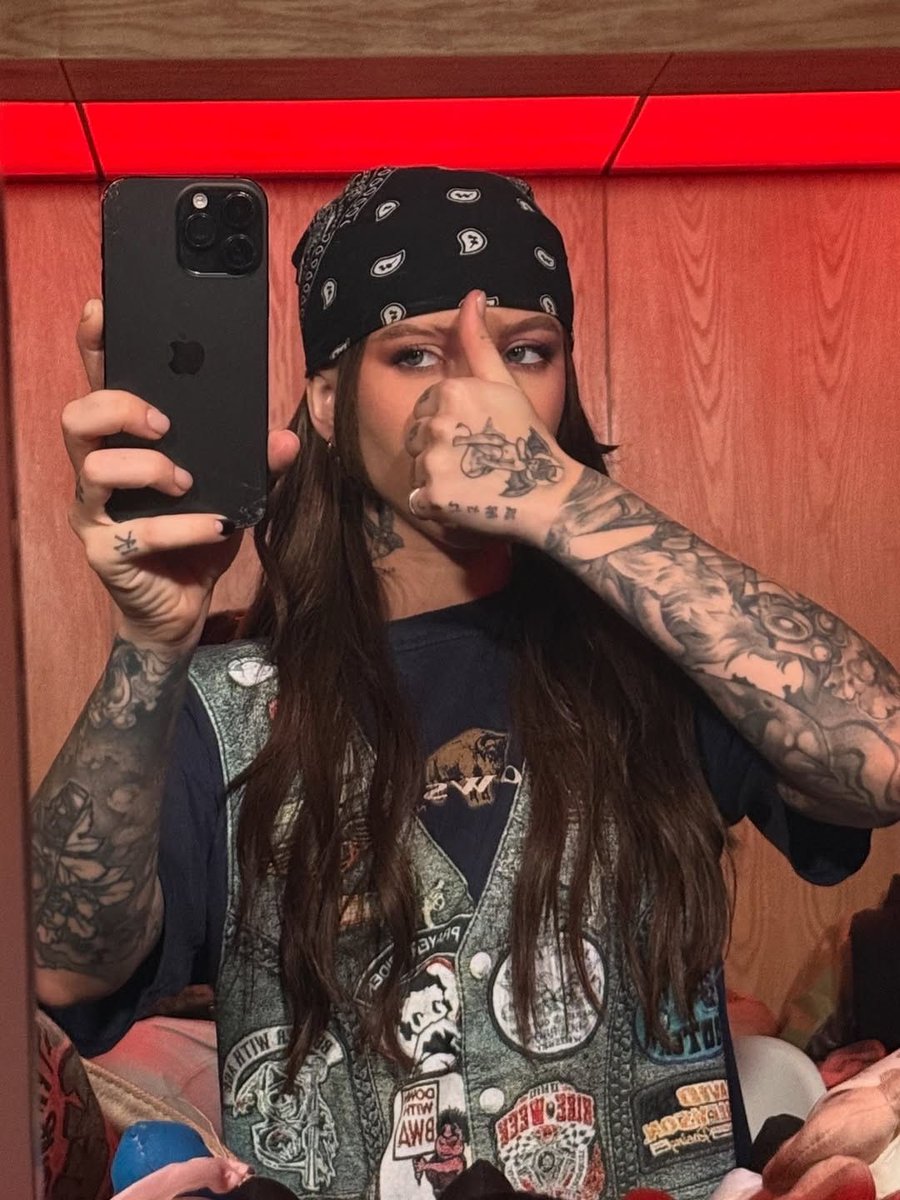 dndl8checkout's tweet photo. i need to raid her closet. i’m so serious. https://t.co/KTmNGF4aDn