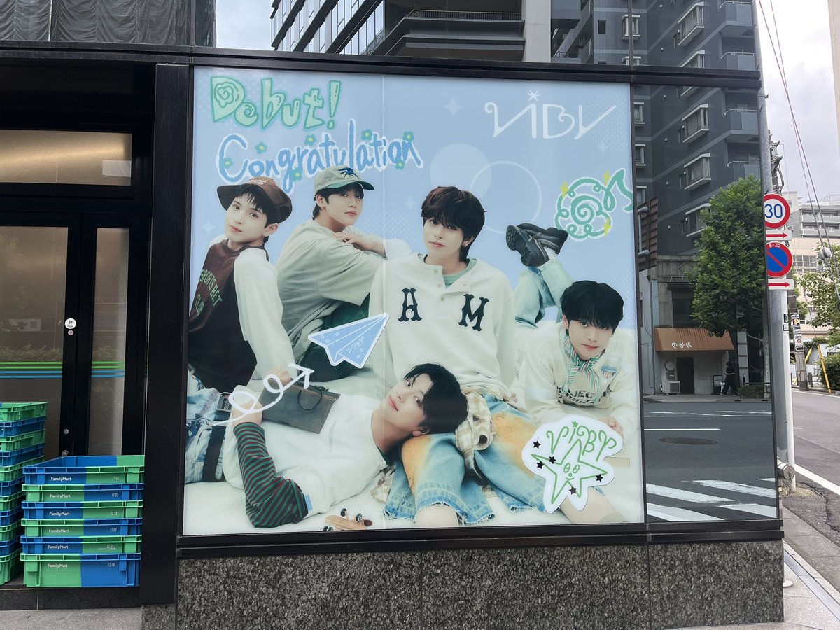 se_a06's tweet photo. 朝から晩までずっとVIBYで楽しかった！！セトリも良いし、ビジュも最高だった〜最後つられて泣いちゃった😭ほんとにデビューおめでとう🎊🎉 https://t.co/Ix21tfpDUE