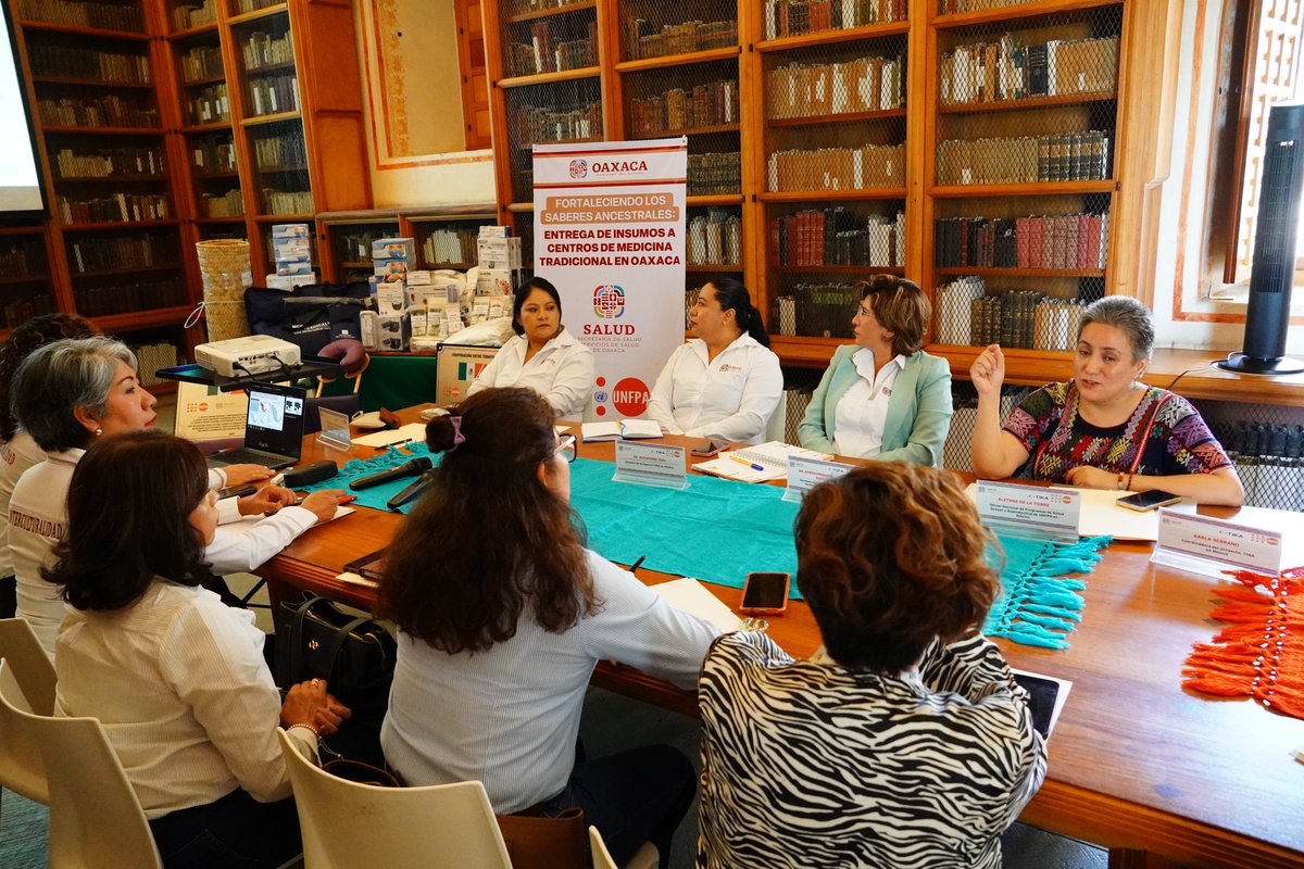 UNFPAMexico's tweet photo. 🙌Sumamos fuerzas junto a @TIKA_Mexico @SSO_GobOax para equipar los Centros de Medicina Tradicional de Villa de Mitla y El Fortín Alto #Oaxaca.
Realizamos la entrega de insumos a #parteras a fin de contribuir a garantizar maternidades seguras, dignas y culturalmente pertinentes. https://t.co/JAn0NILjVB