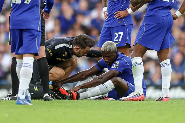 ChelseaReportSp's tweet photo. 🔵🚨 MOISÉS CAICEDO, UNA DE LAS GRANDES DUDAS PARA ENFRENTAR AL ARSENAL ☠️

Evidentemente, la posible ausencia de Moisés Caicedo para el partido ante Arsenal sería una de las bajas más sensibles del Chelsea. 🇪🇨

El equipo tendrá toda la semana para evaluar al ecuatoriano antes del viaje del domingo al Emirates. Personalmente, no arriesgaría a Caicedo si no está al 100 %❌

Chelsea regresará mañana a los trabajos de recuperación y entrenamiento ligero, mientras el cuerpo técnico monitoreará al mediocampista durante toda la semana antes de tomar una decisión👀

Caicedo acababa de regresar de un golpe sufrido en un entrenamiento, Se tenían ciertas dudas si lograría ingresar ante Brighton. Sin embargo, apenas unos 13-14 minutos después de entrar al terreno de juego, sintió nuevamente molestias en su pierna izquierda y tuvo que ser sustituido. La preocupación en su rostro era evidente. 😰

Xabi Alonso explicó posteriormente:

🗣️ “Con suerte no era algo nuevo, y con suerte no era más que la última vez. Fue precavido al detenerse y decir que no se sentía en su mejor momento. Lo evaluaremos durante la semana. No era algo nuevo.”

🙏🏻💙 Ahora toca esperar.

No sabemos todavía si Caicedo podrá estar ante Arsenal, pero lo más importante es que no se arriesgue al jugador si existe el mínimo riesgo de agravar la situación.

El domingo es importante, pero la temporada es larga. 🦁🔵