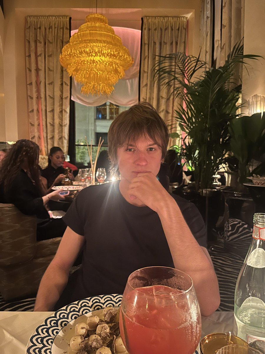 Po_aulo_'s tweet photo. la pose naturelle que j’ai prise quand ma meuf m’a pris en photo au resto c’est dans les veines https://t.co/h41Uh4U5HZ