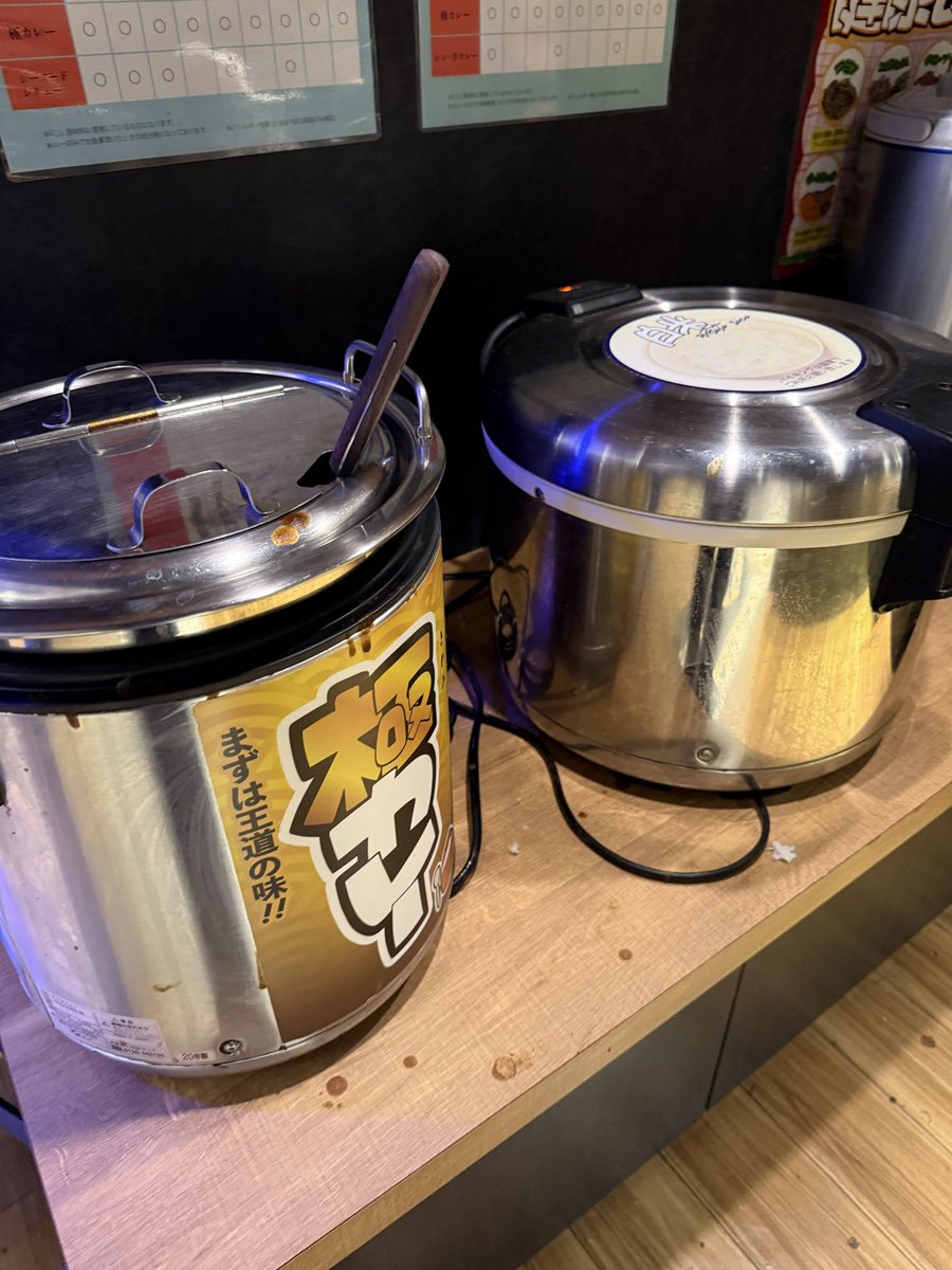 customa_group's tweet photo. 【池袋駅で見つかった！30分220円】

カスタマカフェ池袋西口店
⏰ いつでも短時間で入れる
💴 オープン席 30分 220円（税込）

✅ 特製カレー食べ放題
✅ 12:00〜22:00は炊き込みご飯もおかわり自由
✅ フリードリンク付き
✅ このまま個室に移って作業・仮眠もできる

・ランチ
・買い物／待ち時間の30分
・ライブまでの空腹つぶし
ちょうどいい場所探してる方！

📍東京都豊島区西池袋1-21-13 南蛮ビル2F
📞03-3980-7077
#カスタマカフェ池袋 #池袋ランチ #220円　#インターネットカフェ