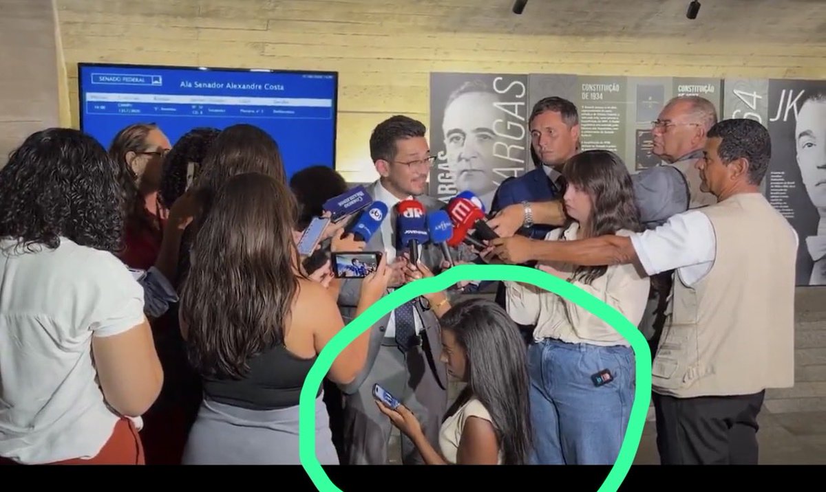 bielsuk's tweet photo. @DanGeber Essa repórter tem o que? Meio metro de altura? https://t.co/sO0VG7bZTU