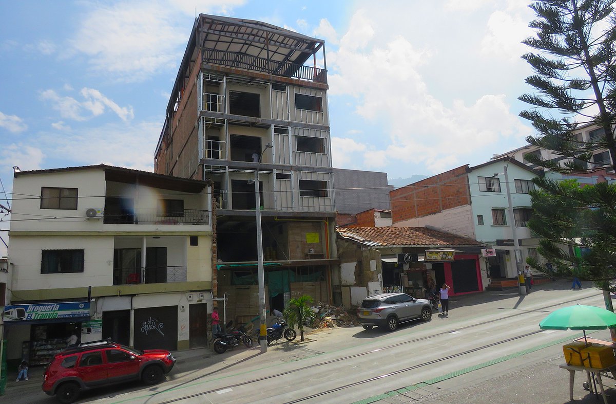 luisyepesb's tweet photo. Ya que estamos "sensibles" con el caso de la "remodelación" del apartamento diseñado por Rogelio Salmona en #Bogotá, vean lo que pasa hoy en #Medellín: el arrasamiento de la arquitectura ciudadana del siglo XX. Tengo más de 250 casos documentados y listos para difusión. https://t.co/gF1V4wtAJX