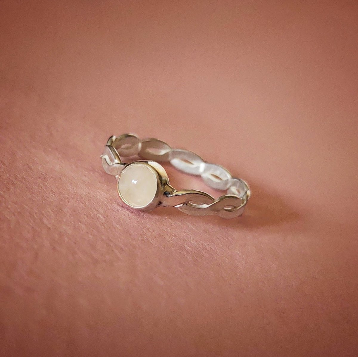 Joyas_CM's tweet photo. Anillo de plata con piedra cuarzo rosa de 5 mm.
#joyascm #joyasdeplata #joyasartesanales #joyashechasamano #anillo #hechoamano #handmade #silverjewelry #jewelry #ring https://t.co/RqzPwA6rpQ