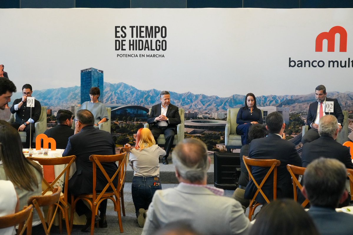 VaneEscalanteA's tweet photo. Acompañé al Gobernador @juliomenchaca_ , en este Foro "Es Tiempo de Hidalgo, Potencia en Marcha", donde nos platicó sobre las inversiones que se han realizado para fortalecer las condiciones del Estado y así seguir atrayendo a empresas e inversionistas. https://t.co/YZWi7xCML1
