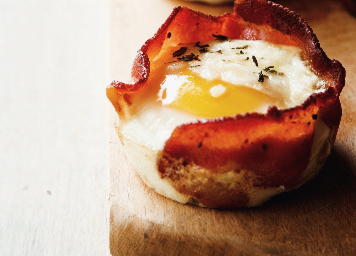 pickvitamin's tweet photo. 🧀🌿🍠✨ CHEESY HERB SWEET POTATO & EGG MUFFIN CUPS ✨🍠🥚🧀

🌞 A delicious little breakfast made with love! 💛
Crispy golden sweet potato 🥔✨ + fluffy baked eggs 🥚 + gooey melted cheese 🧀 + fragrant fresh herbs 🌿 = the perfect bite! 😋💕

🍠✨ Sweet Potato Magic
Golden, slightly crispy sweet potato forms a delicious little cup around every egg. 🌟

🥚💛 Fluffy Egg Center
Light, savory, and perfectly baked — every bite is soft and satisfying. 😍

🧀🔥 Cheesy Goodness
Cheddar + Parmesan melt beautifully over the eggs for that irresistible cheesy finish! 🧀🤤

🌿🌱 Fresh Herb Flavor
A little parsley, chives, or your favorite herbs add freshness and make these muffin cups smell amazing! 🌿✨

🛒 INGREDIENTS 🛒

🍠 2 medium sweet potatoes
🥚 6 large eggs
🧀 ½ cup shredded cheddar or mozzarella
🧀 ¼ cup Parmesan cheese
🥛 2 tbsp milk or cream
🌿 Fresh parsley or chives
🧄 ½ tsp garlic powder
🧂 ½ tsp salt
🖤 ¼ tsp black pepper
🫒 1 tbsp olive oil or melted butter