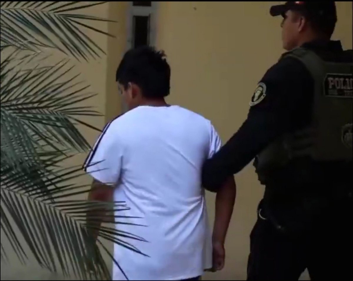 ChacoteroPeru's tweet photo. - Secuestrador del empresario en Trujillo presentado por la policía : Un chato, de un poco más de 1.60 metros

- Secuestrador que aparece en los videos, más alto que un Toyota Hillux

Hay que ser idiotas para creer todo este show del gobierno ¡VERGONZOSO! https://t.co/vknlMYb7jX