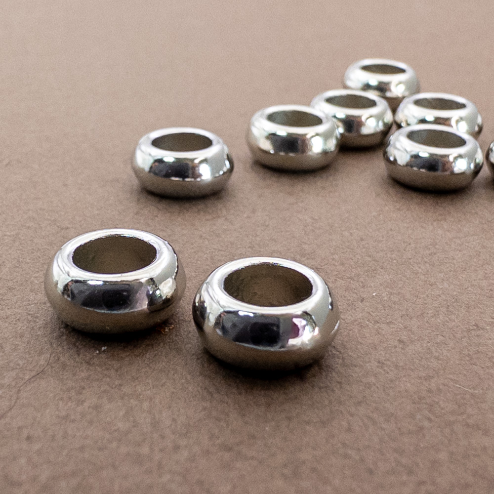 OKAERI_parts's tweet photo. ＊25個＊ 大穴 プラスチックビーズ ロンデル 銀色 約10x4mm ドーナツ💫

革ひもをまとめたり、ネックレスに通したり 
使い道を考えると色々ありそうな 
ドーナツ型のプラスチックビーズです😊
https://t.co/xCSHWGKMzo

#ハンドメイド #パーツ #プラスチックビーズ https://t.co/N0cTTClSSM