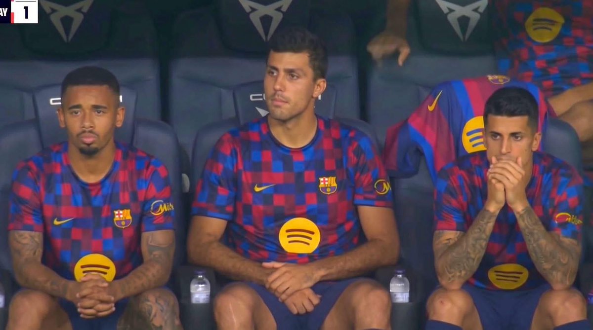 ManCity_Es's tweet photo. Estos hdp están armando el City 2018 😂 https://t.co/O5Gr11Prcn