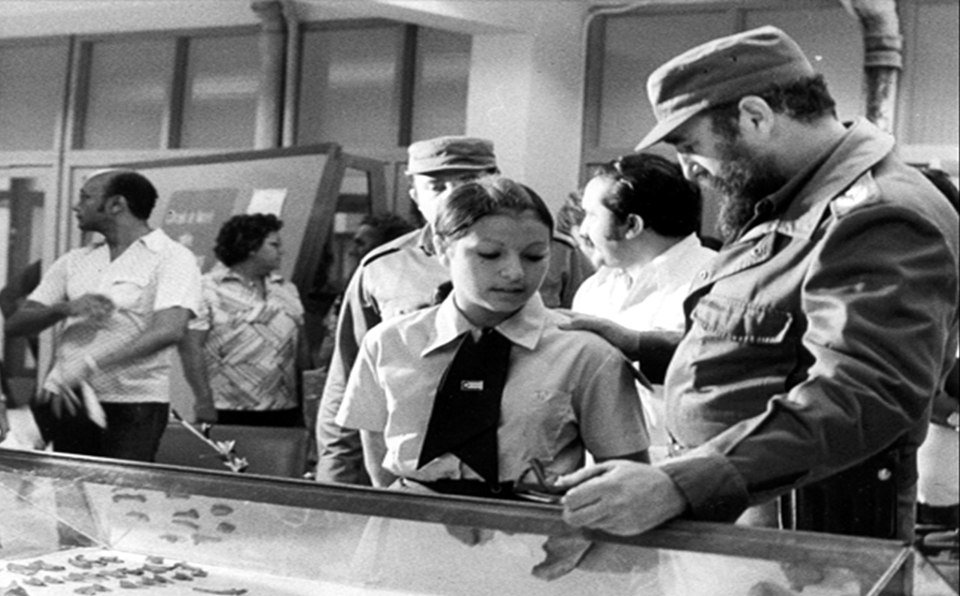 FSoldadodeIdeas's tweet photo. #FidelCastro junto a una estudiante de la Escuela Vocacional "José Martí" de Holguín en el acto de inicio del curso escolar 1977-78 e inauguración de dicha escuela, el 1 de septiembre de 1977.

https://t.co/QcmpugRWrT
#100AñosConFidel #Cuba  #SomosContinuidad #RevoluciónCubana https://t.co/jCxSusSuZ1
