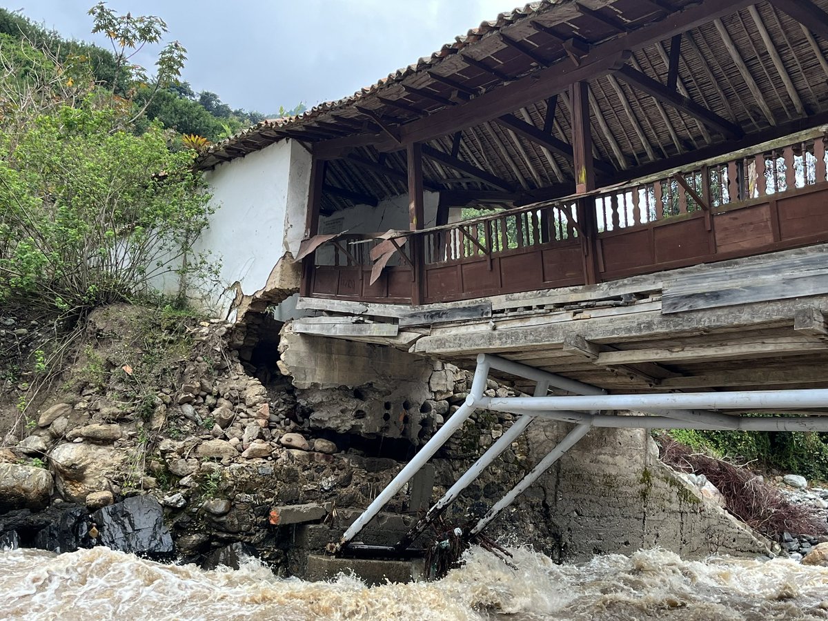geofila01's tweet photo. Aproposito de los bienes de interés patrimonial, en mi pueblo había un puente que hizo las veces de peaje en la época de la colonia, era la insignia del pueblo. Fue designado hace unos años como BIP y desde ahí el municipio dejó de tener el derecho de hacerle mantenimiento https://t.co/jkSJiq79UM