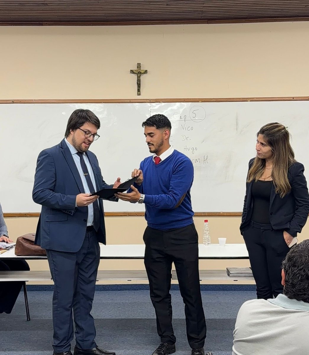MatiasGarceteP's tweet photo. Agradezco profundamente a los alumnos de la Escuela Judicial del Paraguay por la distinción otorgada. Deseo que la investigación científica continúe guiando su formación y contribuya al fortalecimiento de una justicia cada vez más sólida y comprometida. Excelente grupo! https://t.co/CH41Jfw9fX