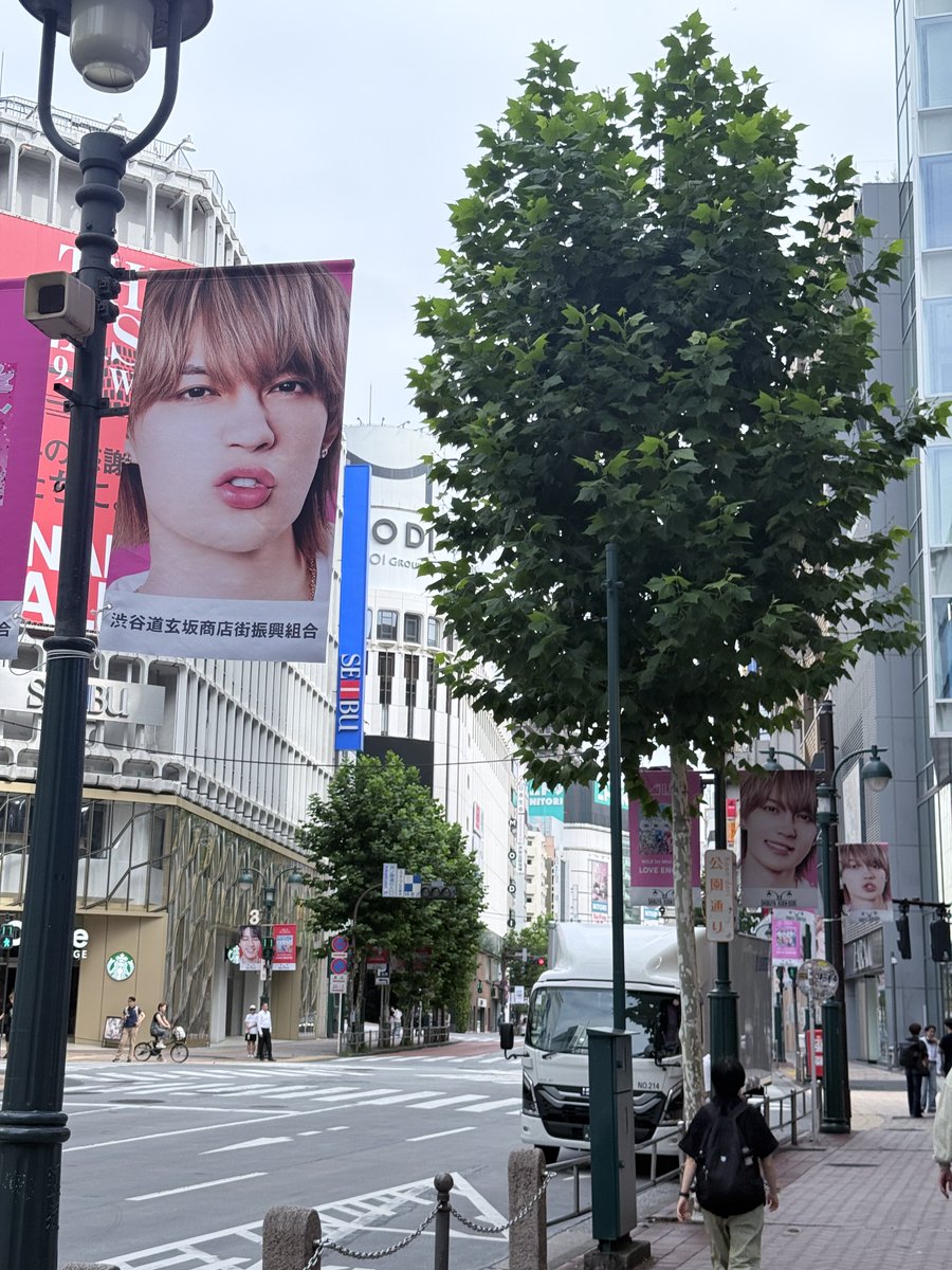 shin_sonsong's tweet photo. M!LKさんまた渋谷にいるー‼️‼️
いろんなお顔が並んでるー‼️‼️かわいいーー‼️‼️
#MILK #ラブエンジン #佐野勇斗 #吉田仁人 #塩﨑太智 #山中柔太朗 #曽野舜太 https://t.co/GCcx8cD5Zy