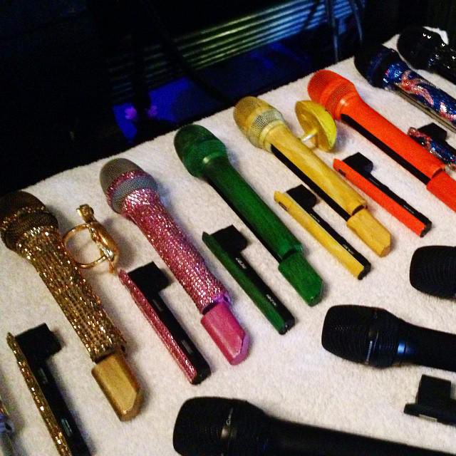 mrperrysk's tweet photo. pop starts don't have different matching mics w their costumes anymore... i miss this it's literally art https://t.co/Y1BtduJX6l