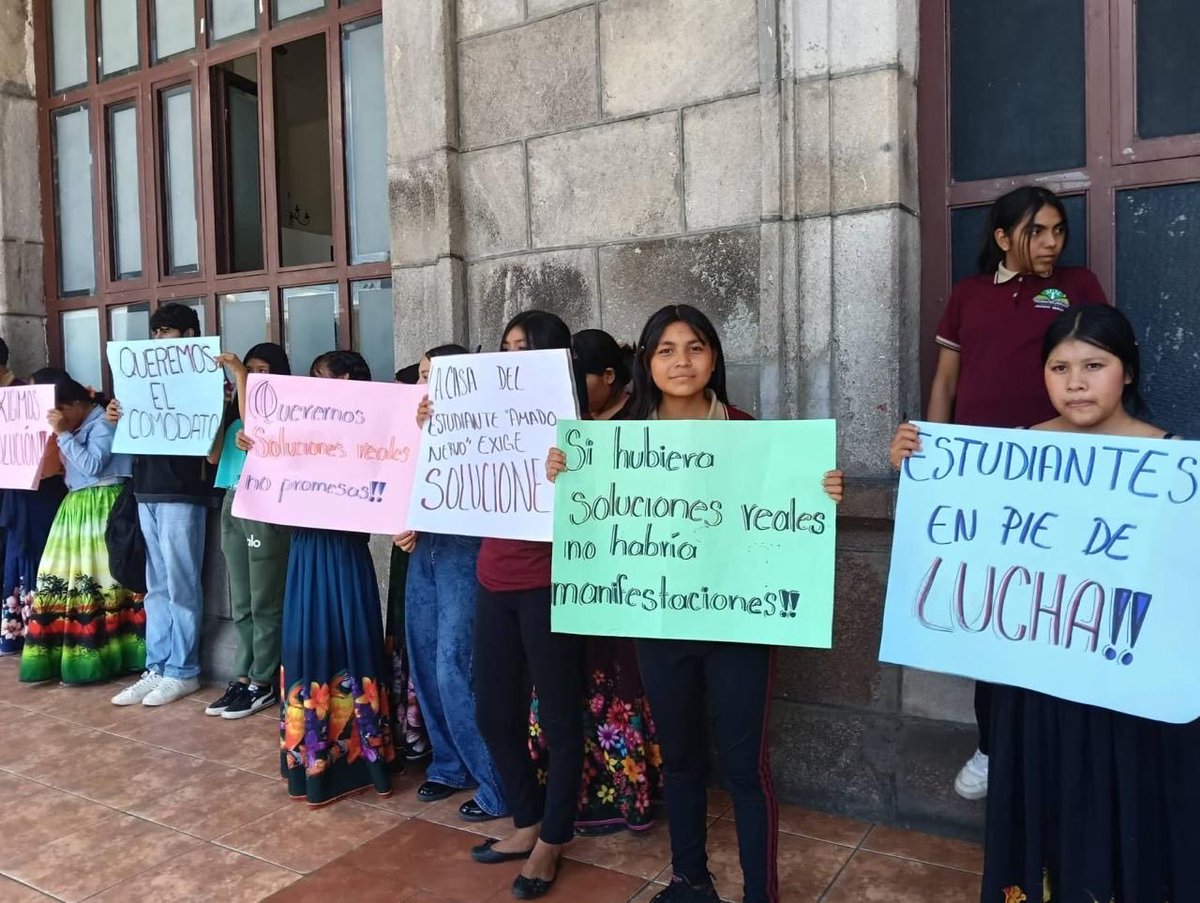 valeryx75's tweet photo. Hasta cuándo seguirán los #NayaritasIgnoradosPorLaSEP?  Exigimos el reconocimiento de los estudios de decenas de estudiantes de escasos recursos económicos de Nayarit.

@SEPEN_NAY
@MiguelANavarroQ https://t.co/fptjnFoh8I