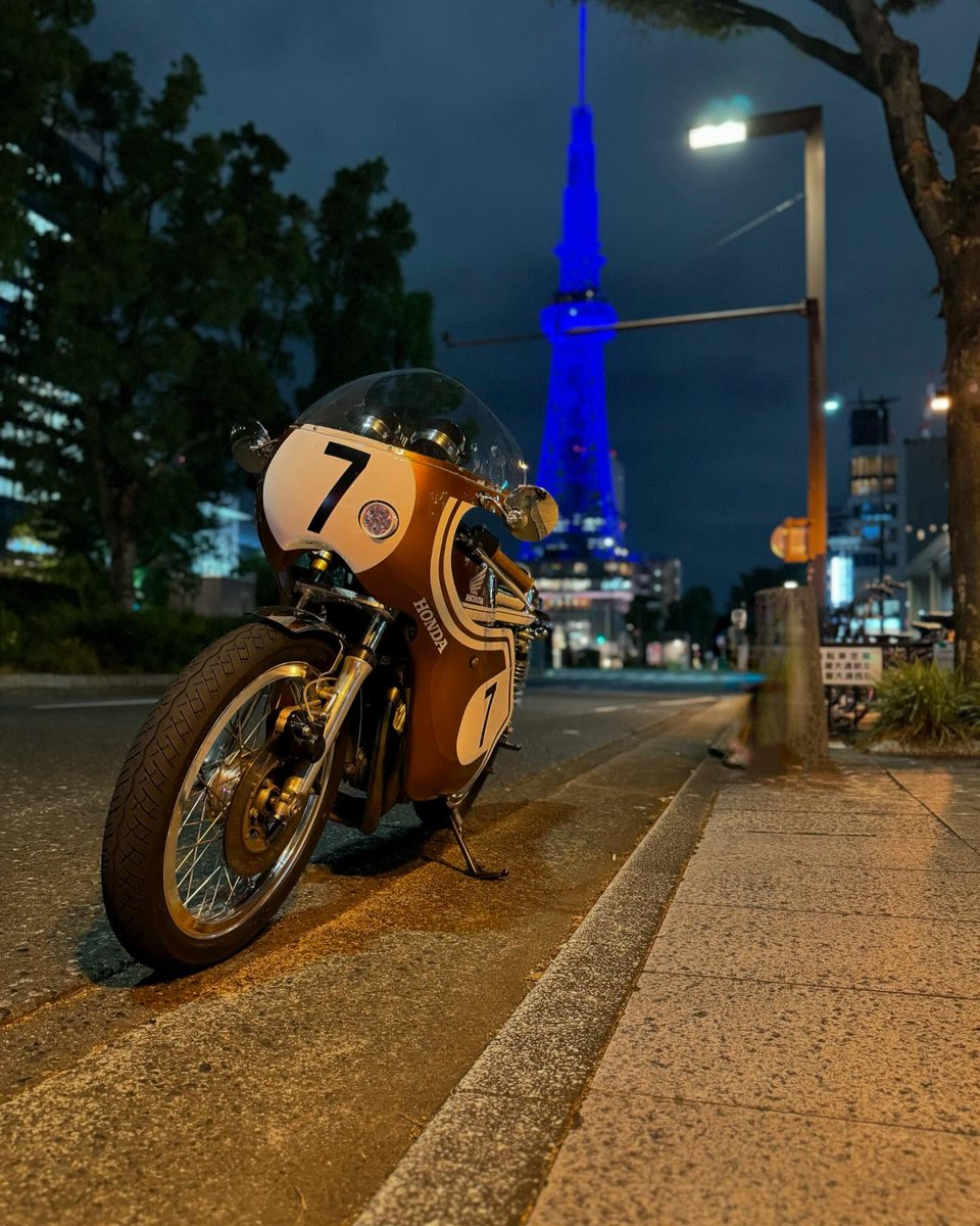 DolorisChaj7's tweet photo. Between guerrilla rain showers, I’m taking the CB400F out for a night run tonight. The inner-city loop is exhilarating at night. https://t.co/KGaK9uYp2u