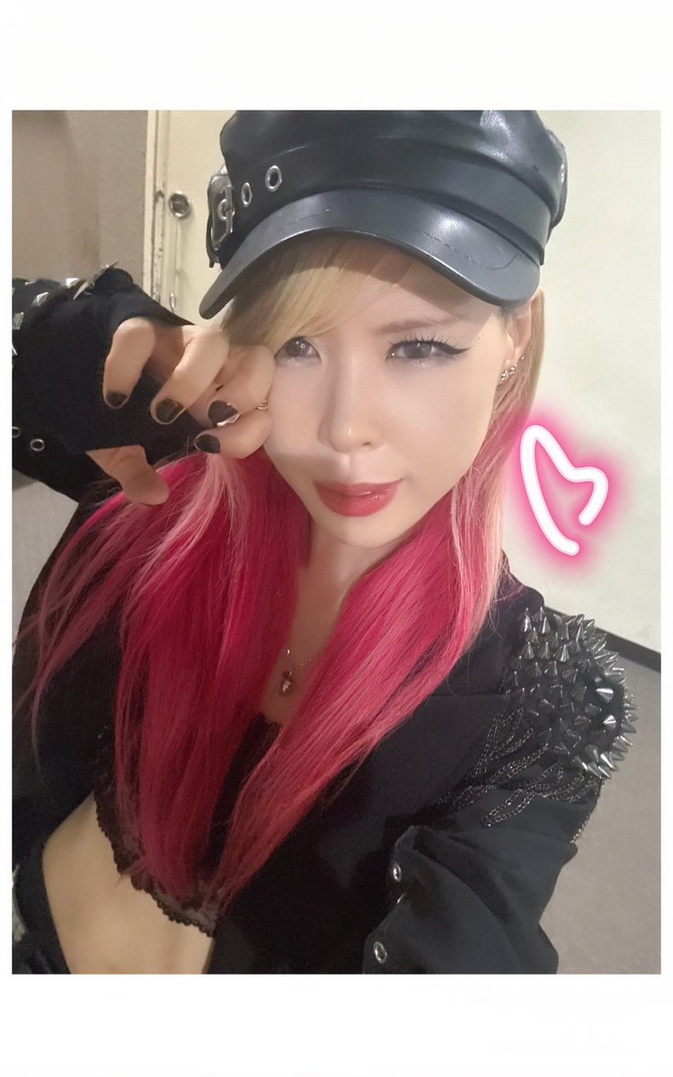 chi_boxxx's tweet photo. ９月突入！２８日（月）は
京都でライブです
それまで倒れるなよー！✴︎😆

今月はほーんまに体が忙しくて
「この日程は呼ばれても体が空きません！」
ってボスに言うたら

ボス
「ライブは夜か！？
仕込み？ここ（職場）でしよう！
発声練習可！楽器置いてもいいぞ！サポートメンバーは何人や！いいぞ連れて��い！

それなら直行できる時間まで
ここに（私を）囲える！
チケットは○人（社内分）買うメンツがいるとして！
……よし！解決！出勤！」

なんて頭の回転が速いんだ
愉快すぎるぞ ボス！

良き（？）理解者です

ゆかいですとても

解決とは

😙？♡

#Chibo #chibo #ちーぼー
