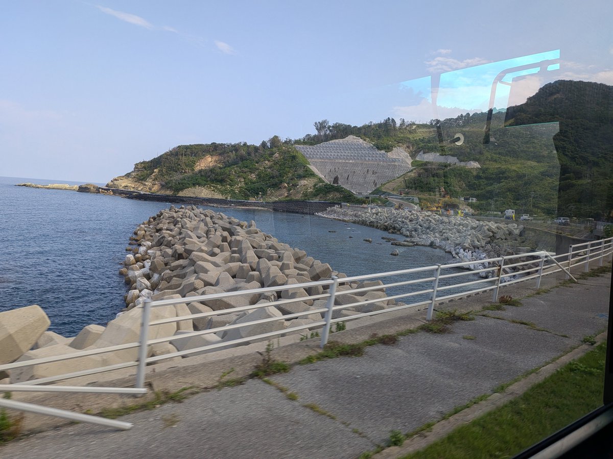 ryuvnc's tweet photo. 【能登V2日目】

本日(9/1)は珠洲市の外浦での活動です。
まだ地震の爪痕が色濃く残っている絶景街道を通過しています。車窓から見える隆起した岩礁など、目にする風景に自然の脅威を感じます。
午前中は大谷地区でサロン活動、午後は赤神地区で塩田のお手伝いです。
今日も一日頑張ります！ https://t.co/rSwloLFHmZ