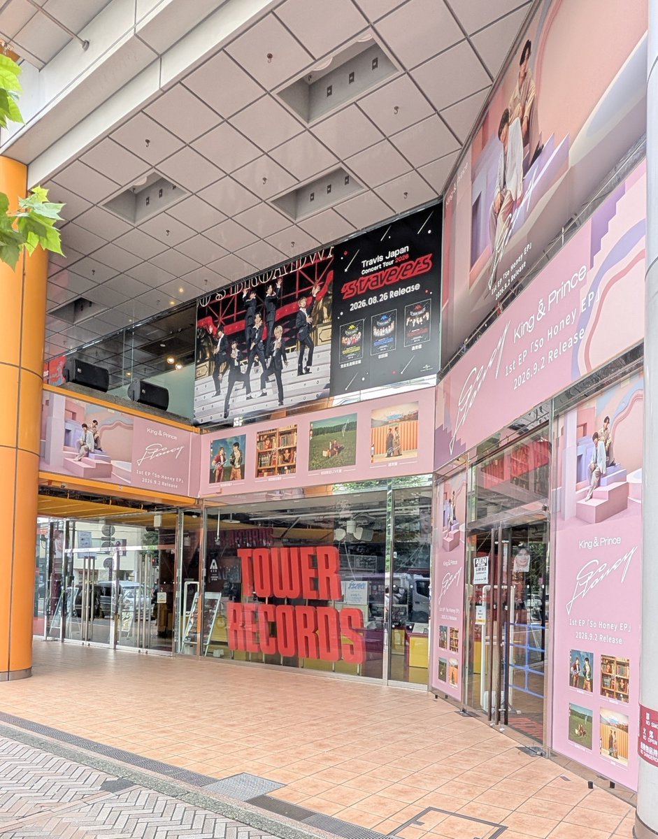 ren123_r1202's tweet photo. 仕事前にタワレコ渋谷を見てきたらぐるっとSo Honey 🐝🍯

圧巻の入口になってたよ🖤💛

すごい😍
朝から嬉しくなったよ🖤💛

#SoHoney
#KingandPrince https://t.co/8cvRy0HETq