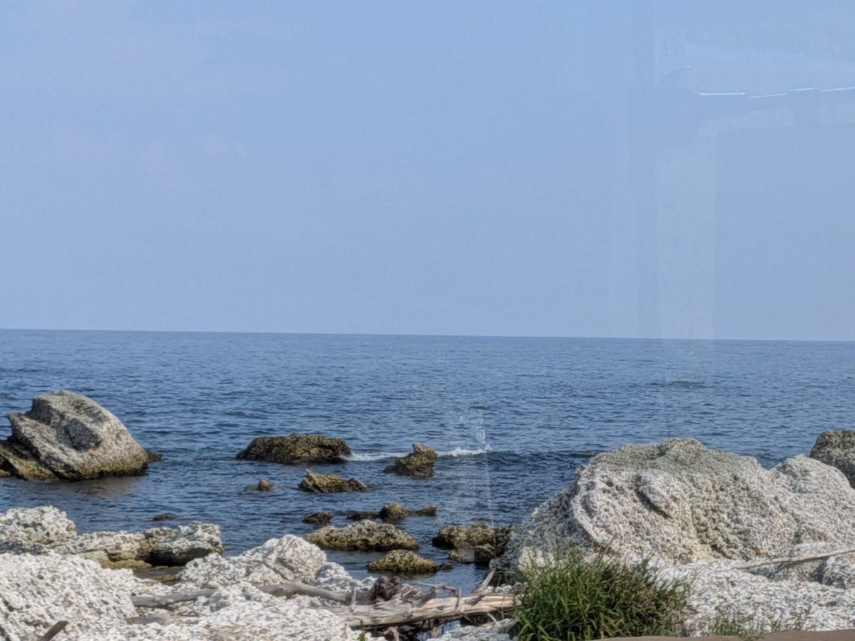 ryuvnc's tweet photo. 【能登V2日目】

本日(9/1)は珠洲市の外浦での活動です。
まだ地震の爪痕が色濃く残っている絶景街道を通過しています。車窓から見える隆起した岩礁など、目にする風景に自然の脅威を感じます。
午前中は大谷地区でサロン活動、午後は赤神地区で塩田のお手伝いです。
今日も一日頑張ります！ https://t.co/rSwloLFHmZ