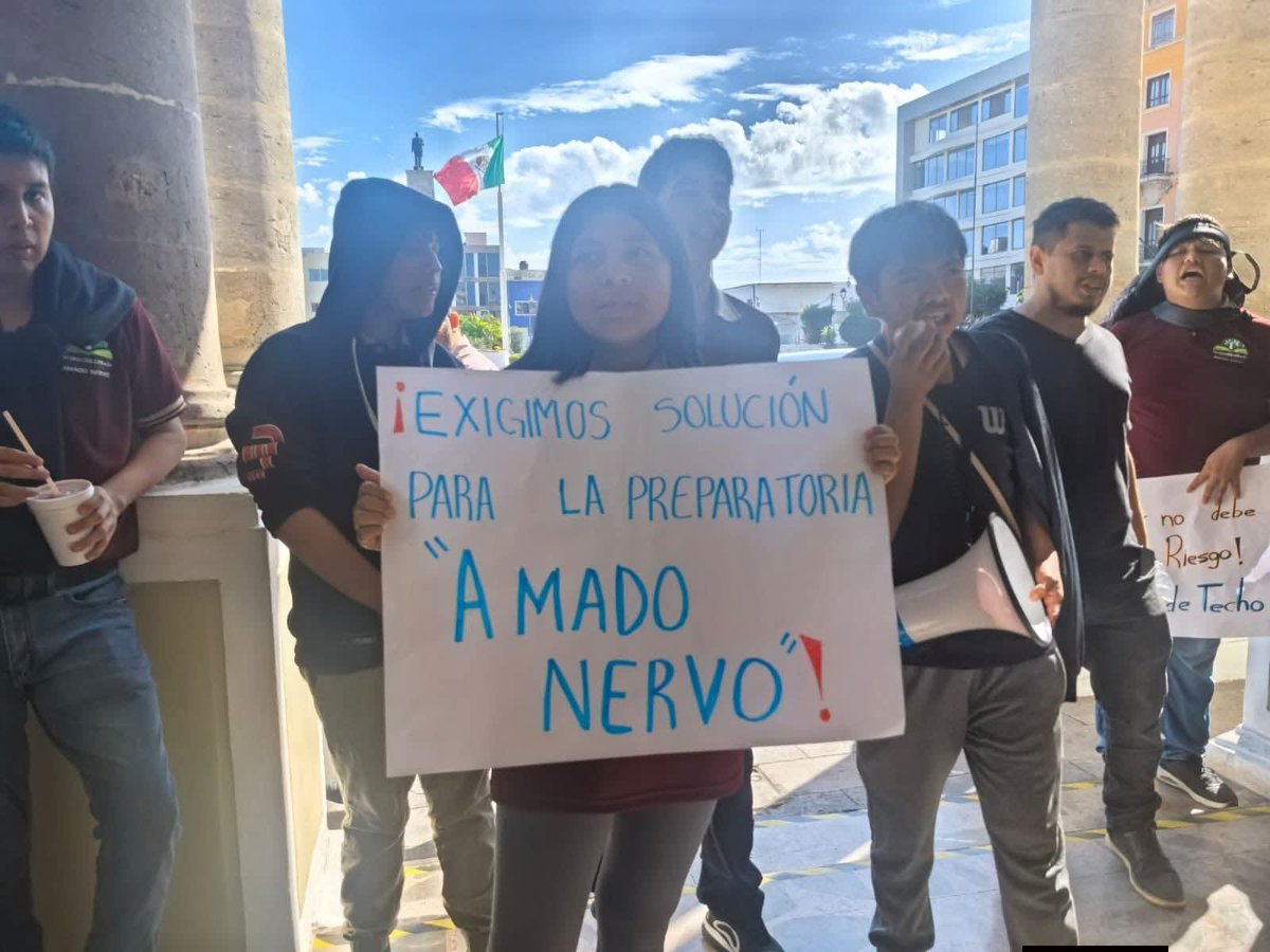 valeryx75's tweet photo. Por qué las autoridades en #Nayarit no dan respuesta?
Los estudiantes exigimos a nivel nacional el reconocimiento oficial de la preparatoria que han ocupado y utilizado durante 8 años para actividades escolares. 

#NayaritasIgnoradosPorLaSEP https://t.co/AloNHmK6tx