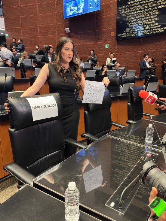 LuisCardenasMx's tweet photo. 🔥 Paloma Sánchez lleva el “narcosenador” hasta el escaño de Inzunza

La senadora priista @palomaSnchez llegó hasta el escaño de @InzunzaCazarez para mostrarle un letrero con la palabra “NARCOsenador”.

Tras la protesta, la legisladora dejó pegado el cartel en el lugar de Inzunza.

📌 El sinaloense reapareció este lunes en el Senado en medio de cuestionamientos por la acusación que enfrenta ante una corte federal de Nueva York por presuntos delitos relacionados con narcotráfico y armas.