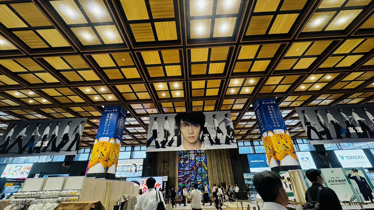 M605Monkey's tweet photo. 結弦君が仙台駅中央改札口前の上にジャーン!! https://t.co/DALB5vCgid