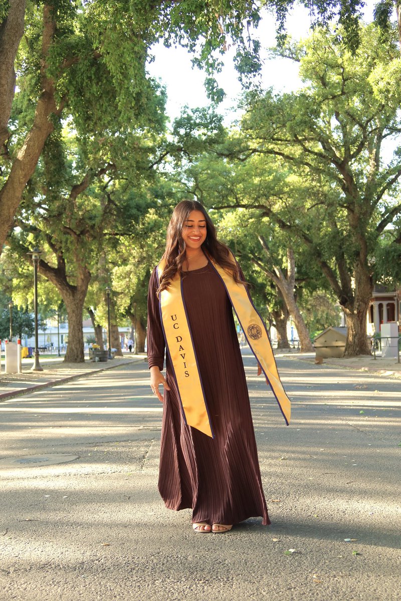 heyitszaha's tweet photo. life update: i’m soooo back 🎓 https://t.co/OtvS7BBp74