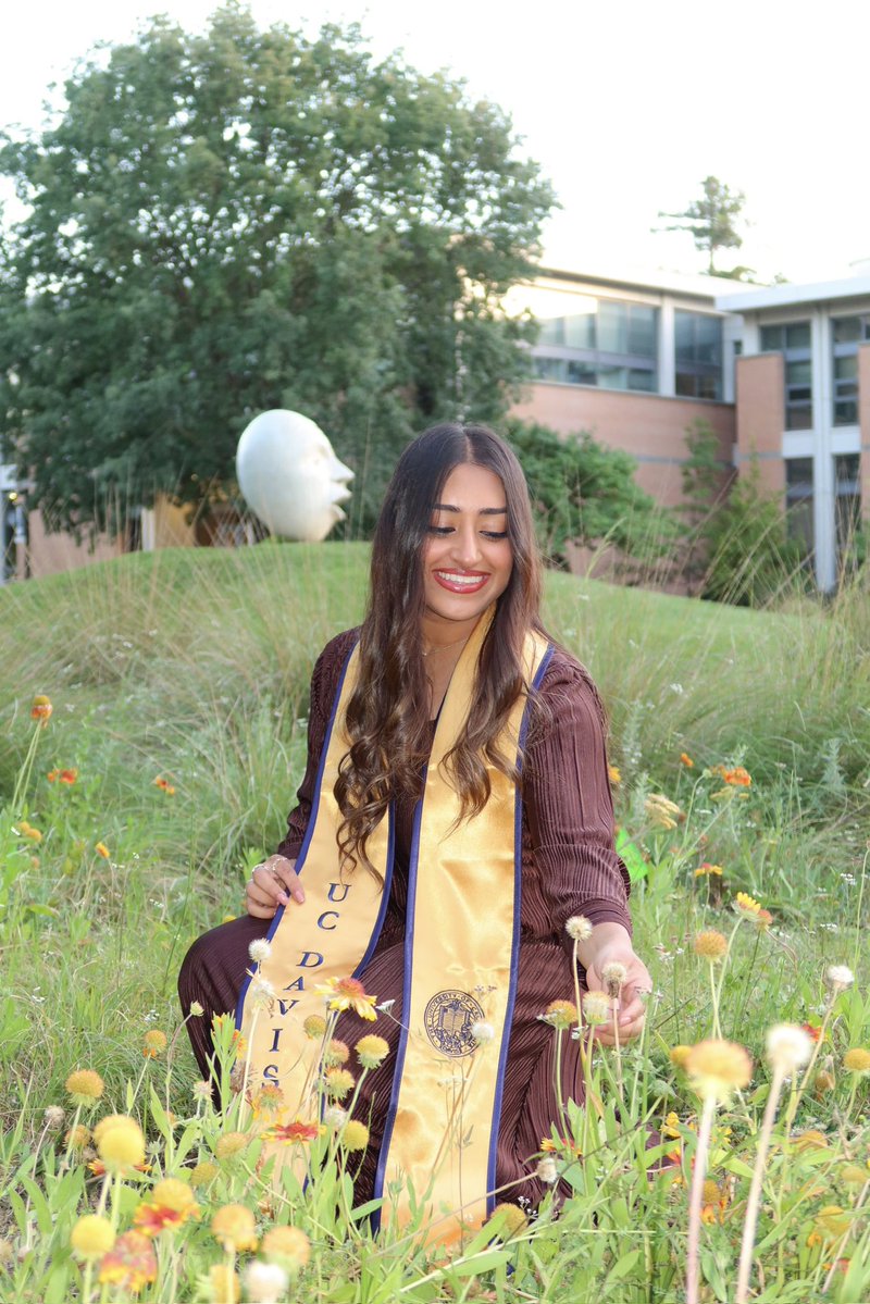 heyitszaha's tweet photo. life update: i’m soooo back 🎓 https://t.co/OtvS7BBp74