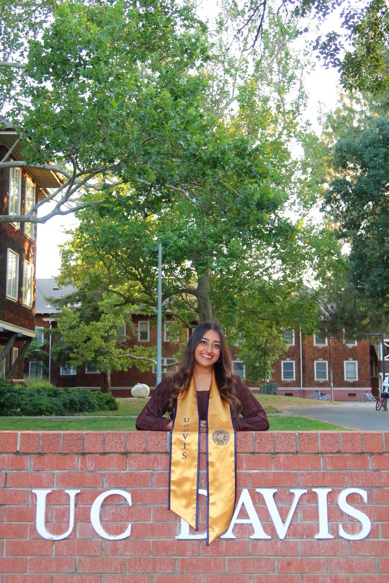 heyitszaha's tweet photo. life update: i’m soooo back 🎓 https://t.co/OtvS7BBp74