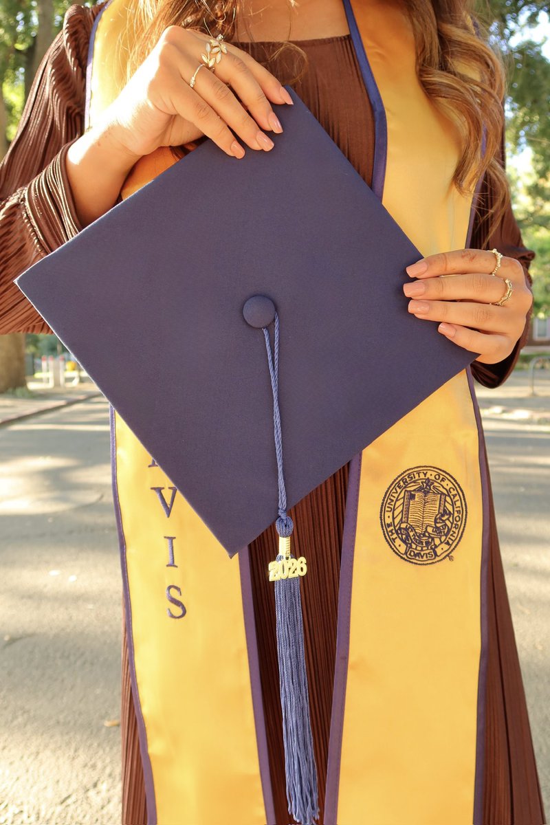 heyitszaha's tweet photo. life update: i’m soooo back 🎓 https://t.co/OtvS7BBp74