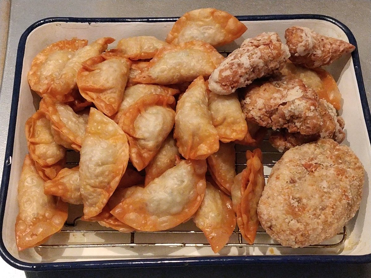 PajamasChan's tweet photo. 朝から餃子30個も揚げた🥟
朝食は、餃子と唐揚げの定食。 https://t.co/dKkmhozkFj
