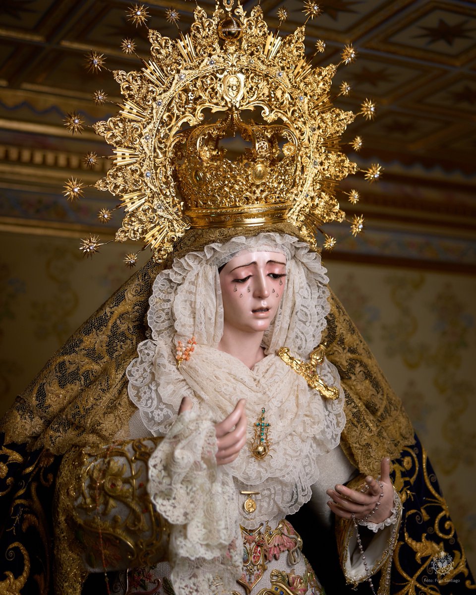 hdadlaestrella's tweet photo. ⭐ Con el inicio del mes de septiembre y la reapertura de la Capilla, María Santísima de la Estrella se presenta ataviada con saya blanca diseñada por Sergio Cornejo y realizada en el taller de Luis Miguel Garduño (2012) y manto azul de aplicación realizado por Carrasquilla bajo diseño de Antonio Garduño.

El tocado está realizado con un velo nupcial del siglo XIX.

Porta sobre sus sienes la corona de Jesús Domínguez (1955) y el puñal "de los ángeles" del mismo autor.

En cuanto a las joyas, porta la medalla de oro de Nuestro Padre Jesús de las Penas, la cruz pectoral de oro y esmeraldas colombianas donada por F. Ramos, ramillete de oro y coral de piel de ángel donado por sus camareras y J. García, y en sus manos estrena pañuelo donado por la familia Vázquez Caso. Porta rosario de corales y el donado por la querida @PastoraDeTriana, como gesto de cercanía ante sus cultos anuales.

📷 @fransantiph 

#LaEstrella