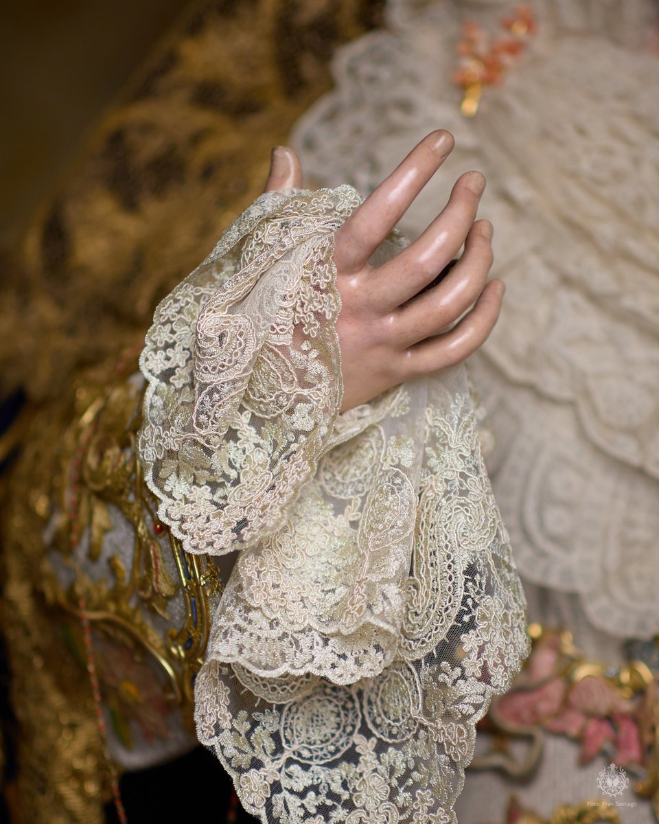 hdadlaestrella's tweet photo. ⭐ Con el inicio del mes de septiembre y la reapertura de la Capilla, María Santísima de la Estrella se presenta ataviada con saya blanca diseñada por Sergio Cornejo y realizada en el taller de Luis Miguel Garduño (2012) y manto azul de aplicación realizado por Carrasquilla bajo diseño de Antonio Garduño.

El tocado está realizado con un velo nupcial del siglo XIX.

Porta sobre sus sienes la corona de Jesús Domínguez (1955) y el puñal "de los ángeles" del mismo autor.

En cuanto a las joyas, porta la medalla de oro de Nuestro Padre Jesús de las Penas, la cruz pectoral de oro y esmeraldas colombianas donada por F. Ramos, ramillete de oro y coral de piel de ángel donado por sus camareras y J. García, y en sus manos estrena pañuelo donado por la familia Vázquez Caso. Porta rosario de corales y el donado por la querida @PastoraDeTriana, como gesto de cercanía ante sus cultos anuales.

📷 @fransantiph 

#LaEstrella